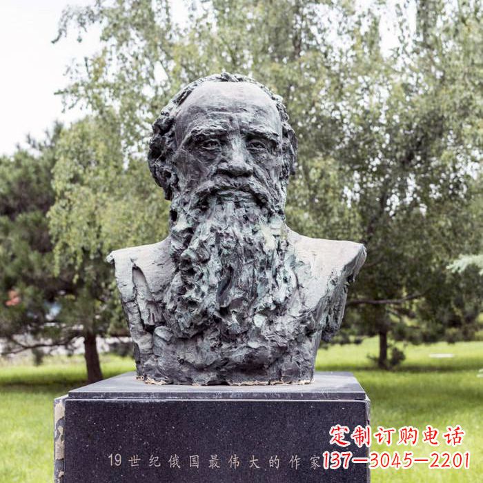 信阳19世纪俄国最伟大的作家列夫·尼古拉耶维奇·托尔斯泰雕像