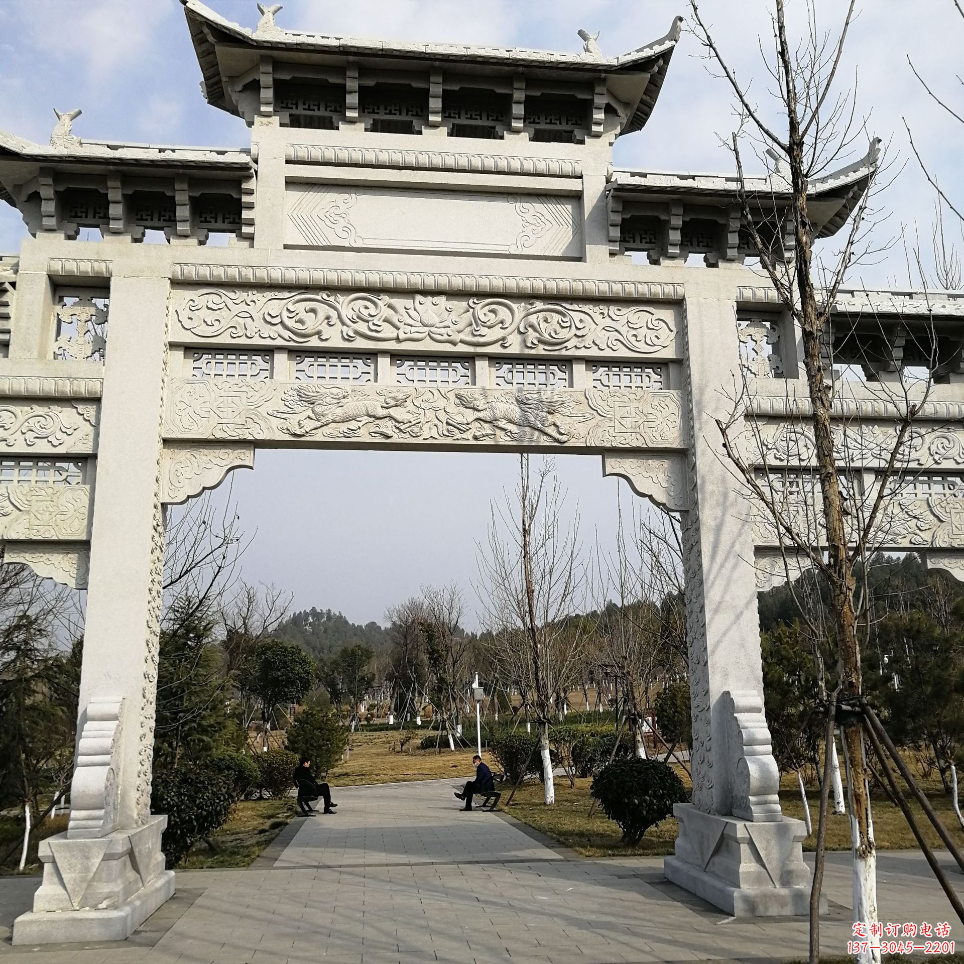 信阳八脚牌坊上的狮子雕像