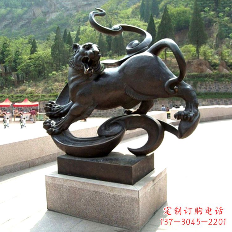 信阳纯铜雕刻的熊猫动物雕塑