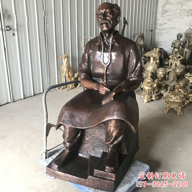 信阳白求恩坐姿纯铜雕塑赞颂英雄的象征