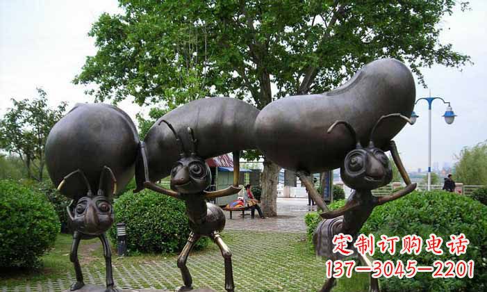 信阳蚂蚁之美搬运粮食的公园铜雕