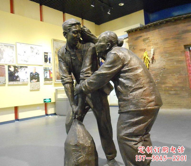信阳帮老人干活铜雕