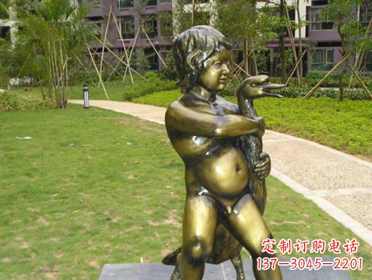 信阳新颖童真男孩城市玻璃钢仿铜景观雕塑
