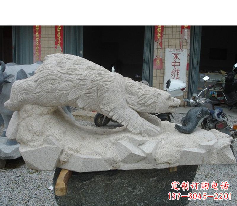 信阳北极熊精灵精致细腻的雕塑装饰