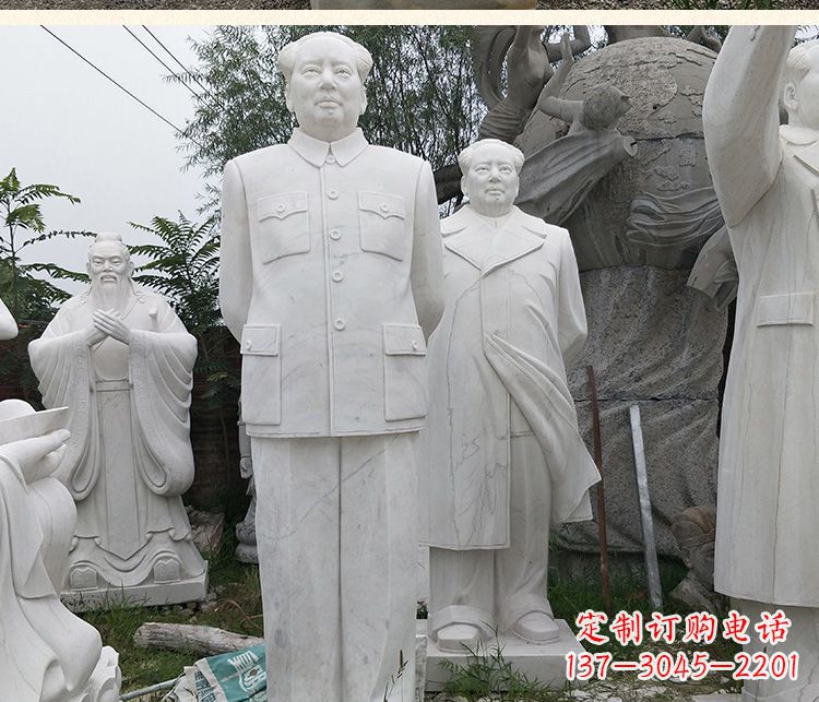 信阳新一代中国政治精神的象征——“背手的毛主席”石雕