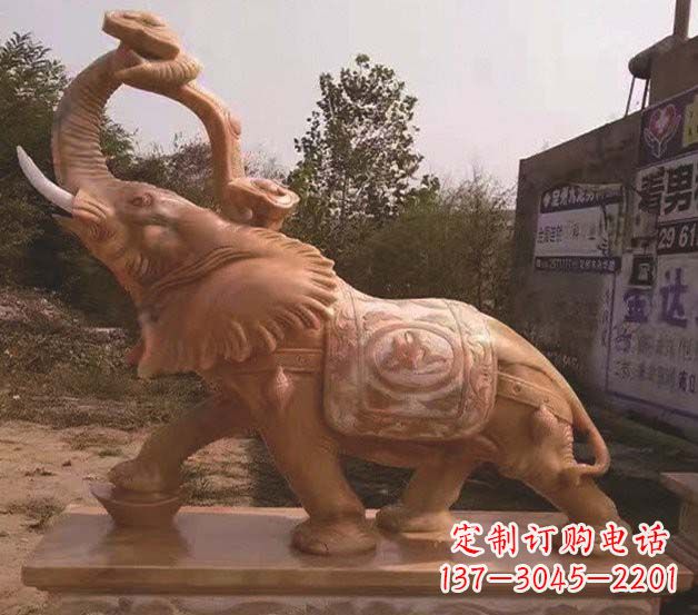 信阳鼻卷如意的大象石雕