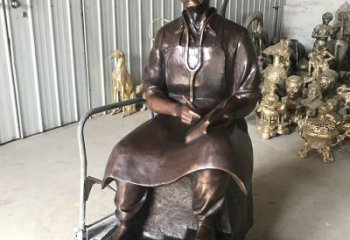 信阳白求恩坐姿纯铜雕塑赞颂英雄的象征