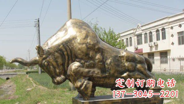 信阳黄铜斗牛雕像