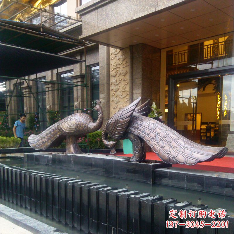 信阳宾馆门口铜雕孔雀
