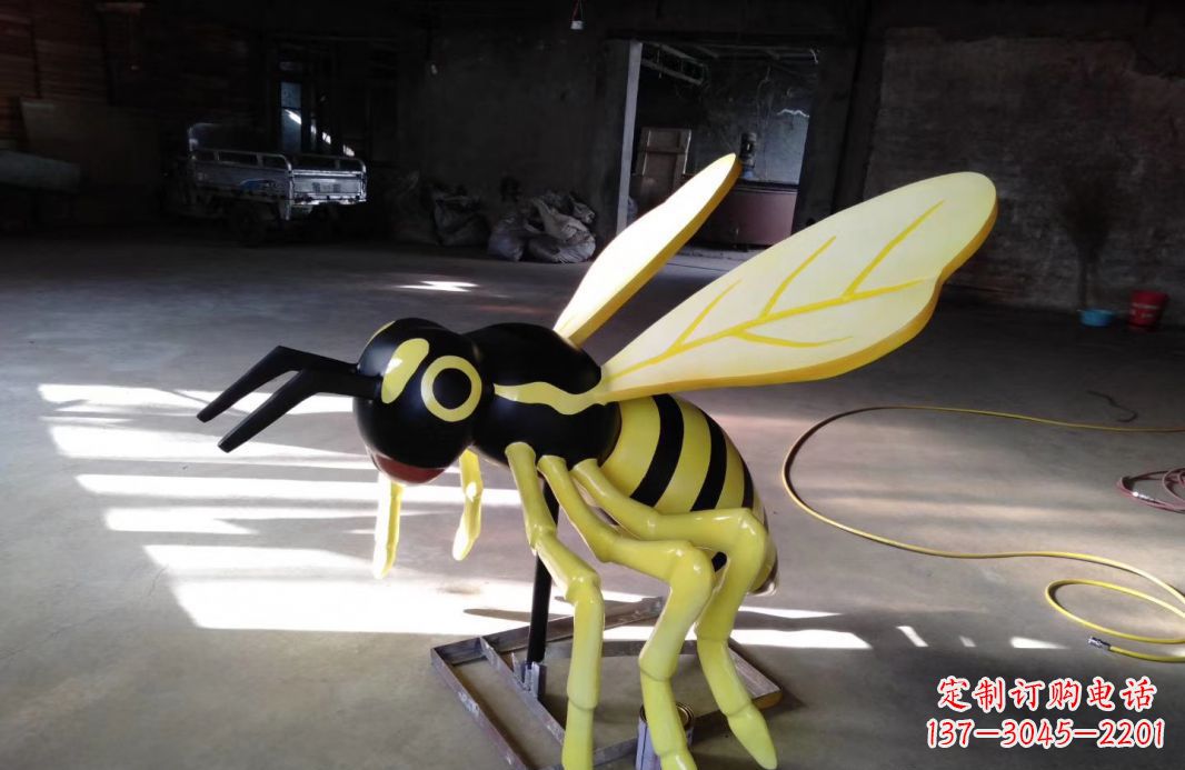 信阳玻璃蜜蜂雕塑让自然之美展现