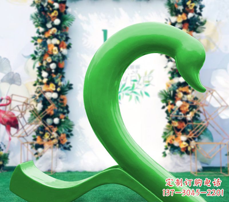 信阳新颖抢眼的玻璃钢爱心天鹅雕塑