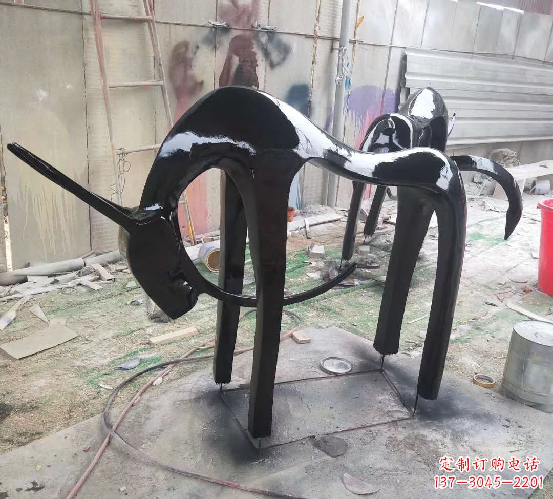信阳玻璃钢制作的鹿雕塑——装点你的庭院