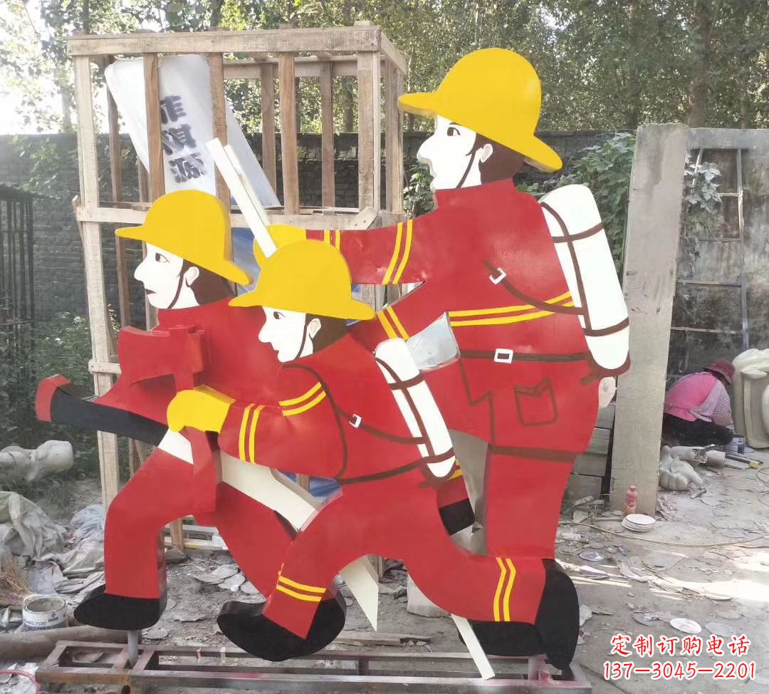 信阳玻璃钢消防员雕塑——精致的园林景观装饰