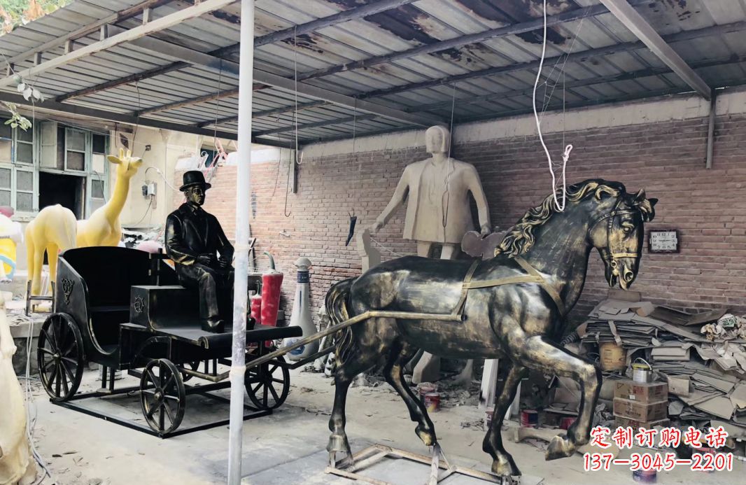 信阳玻璃钢仿铜马车雕塑——给广场景观增添绚丽色彩