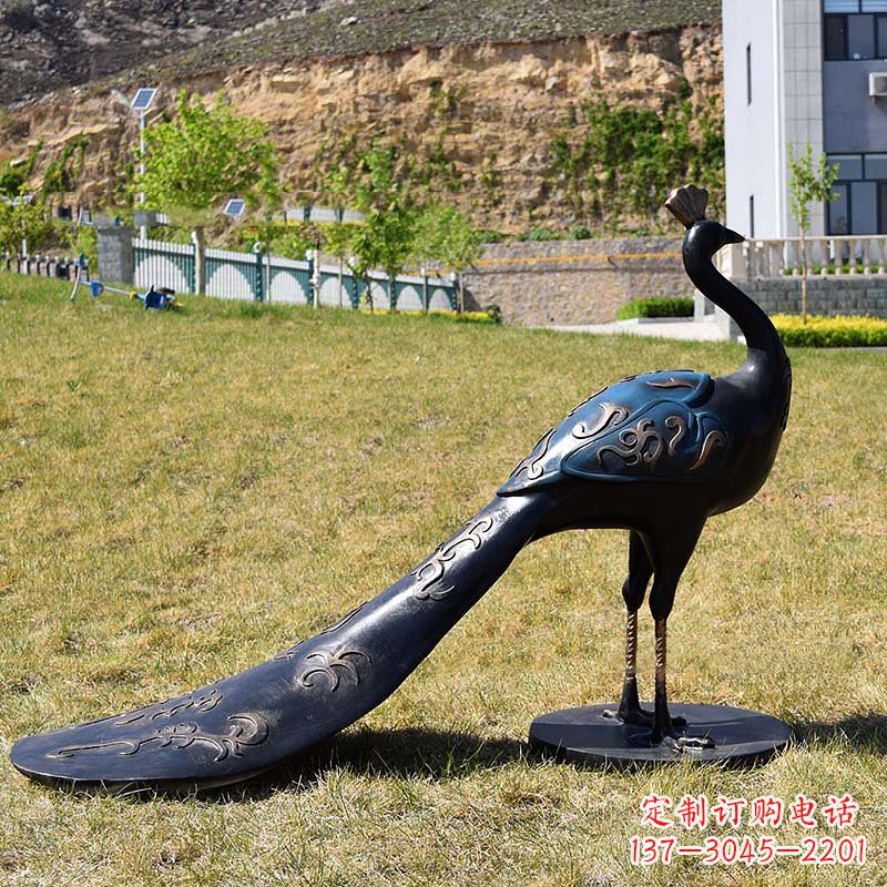 信阳玻璃钢仿铜孔雀雕塑精美雕刻,给园林草坪增添灵气