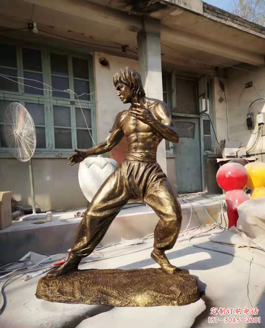 信阳铜像传奇——李小龙雕塑