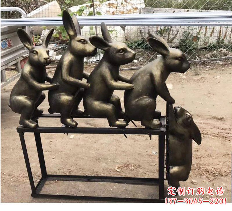 信阳玻璃钢兔子雕塑仿铜玩耍的兔子