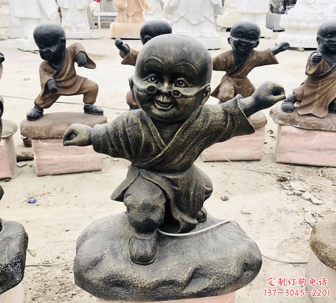 信阳玻璃钢仿铜小和尚雕塑传承佛教文化