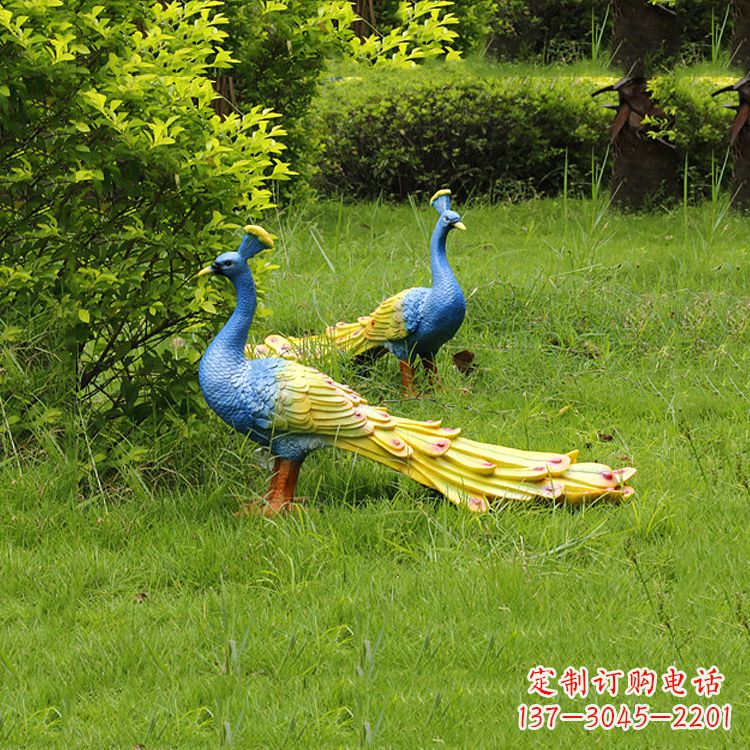 信阳玻璃钢孔雀雕塑——艺术点缀公园草坪