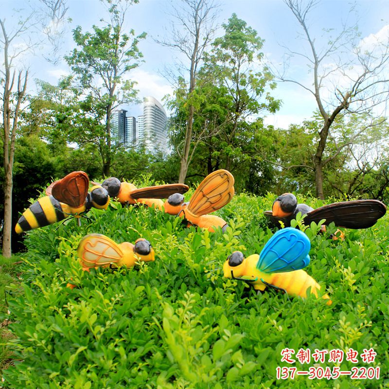 信阳公园草丛中的蜜蜂雕塑