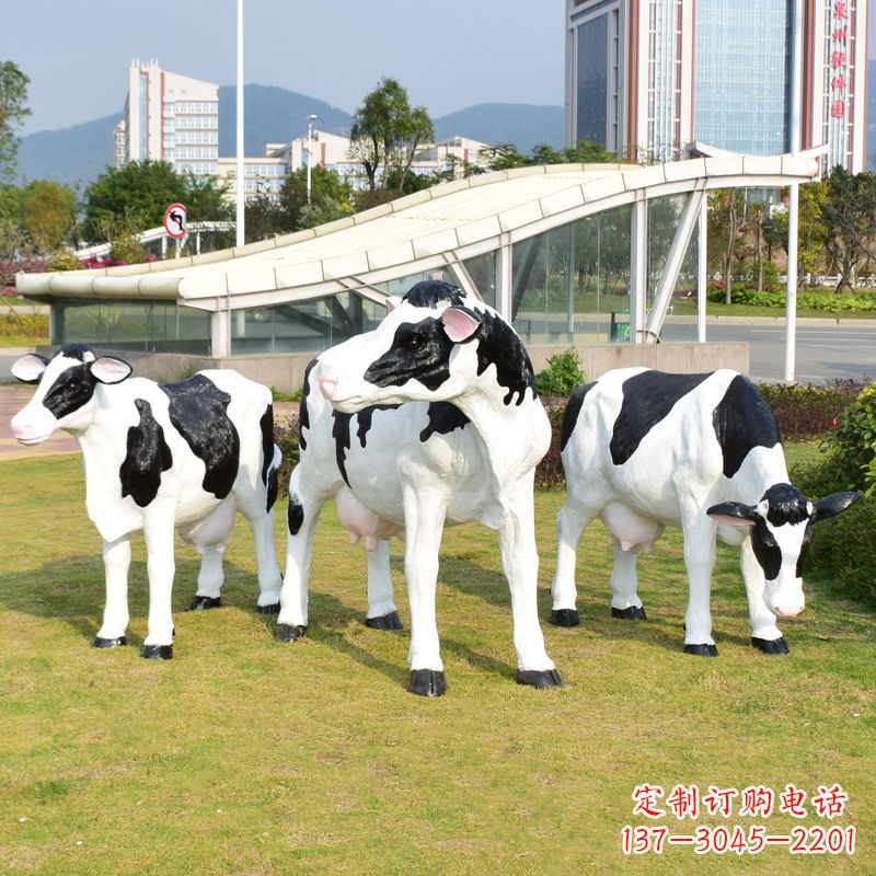信阳玻璃钢制作的仿真奶牛雕塑——装点园林草坪