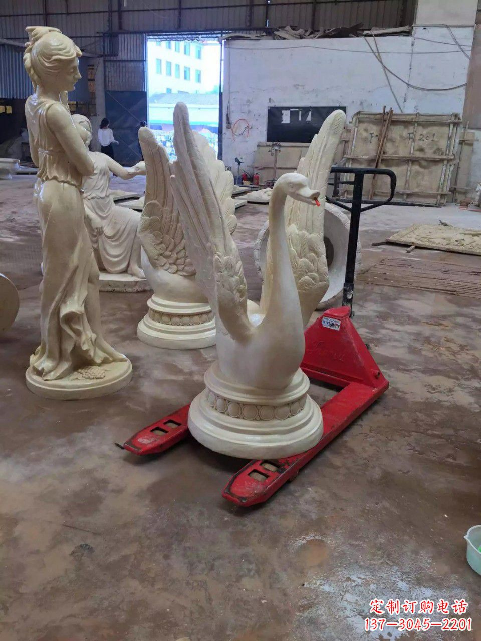 信阳玻璃钢制作的天鹅雕塑