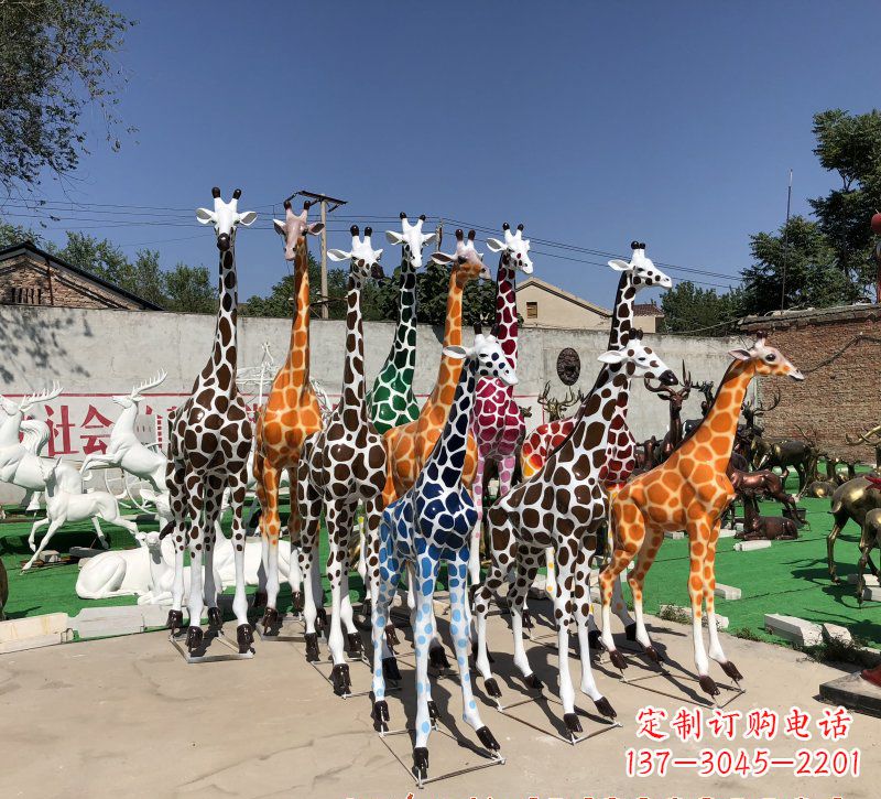 信阳长颈鹿雕塑优雅的艺术品