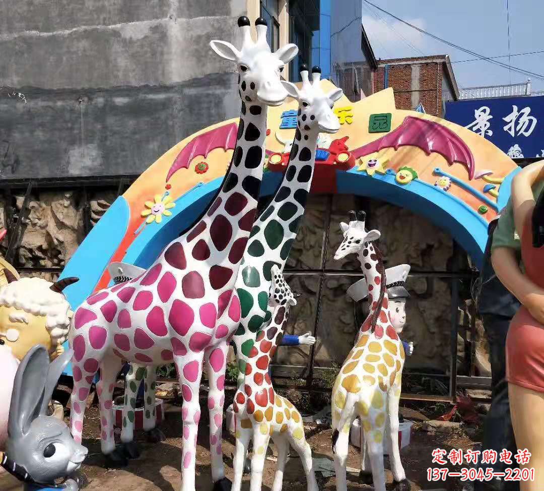 信阳玻璃钢材质的长颈鹿雕塑——点缀公园景观