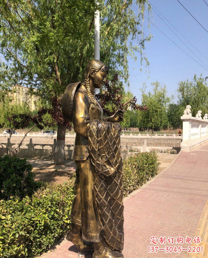 信阳农家女人的铜雕之美