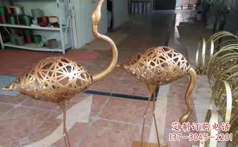 信阳仙鹤雕塑以不锈钢编制而成