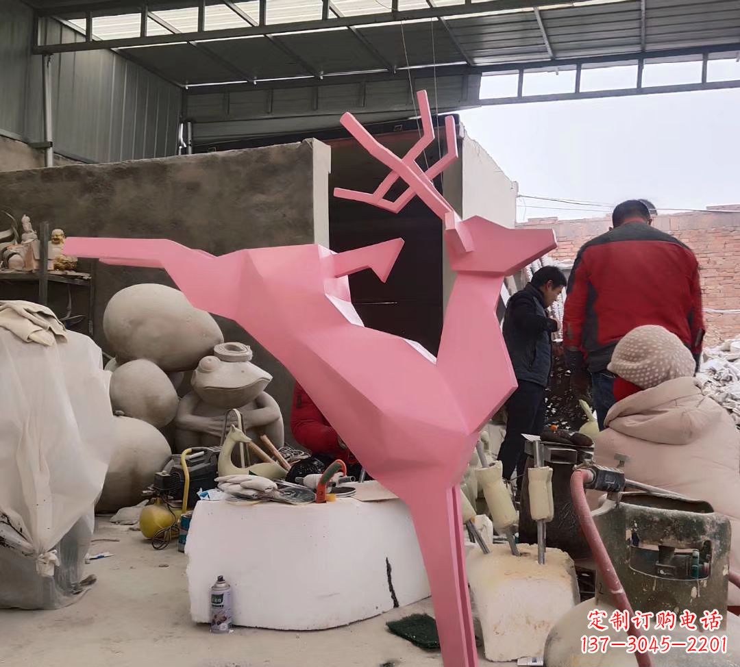 信阳不锈钢彩绘小鹿雕塑艺术与美感的完美结合