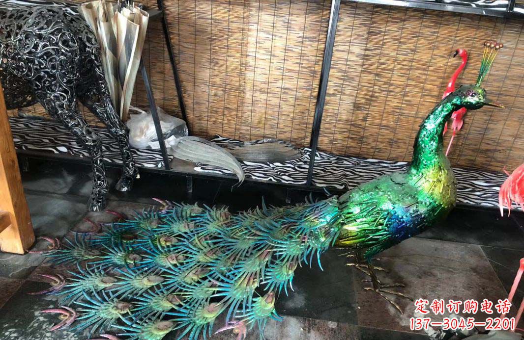 信阳不锈钢彩色景观孔雀雕塑