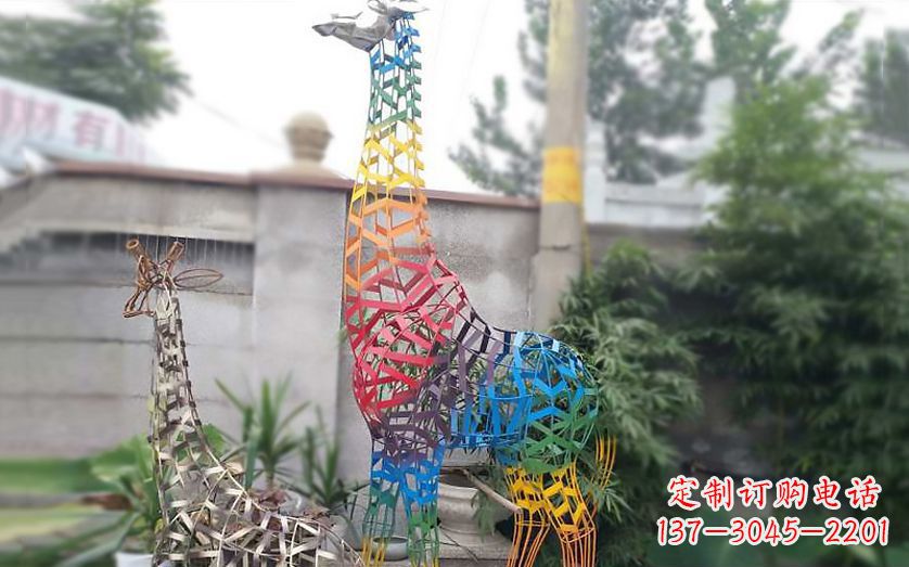 信阳不锈钢长颈鹿雕塑把自然美景带入室内