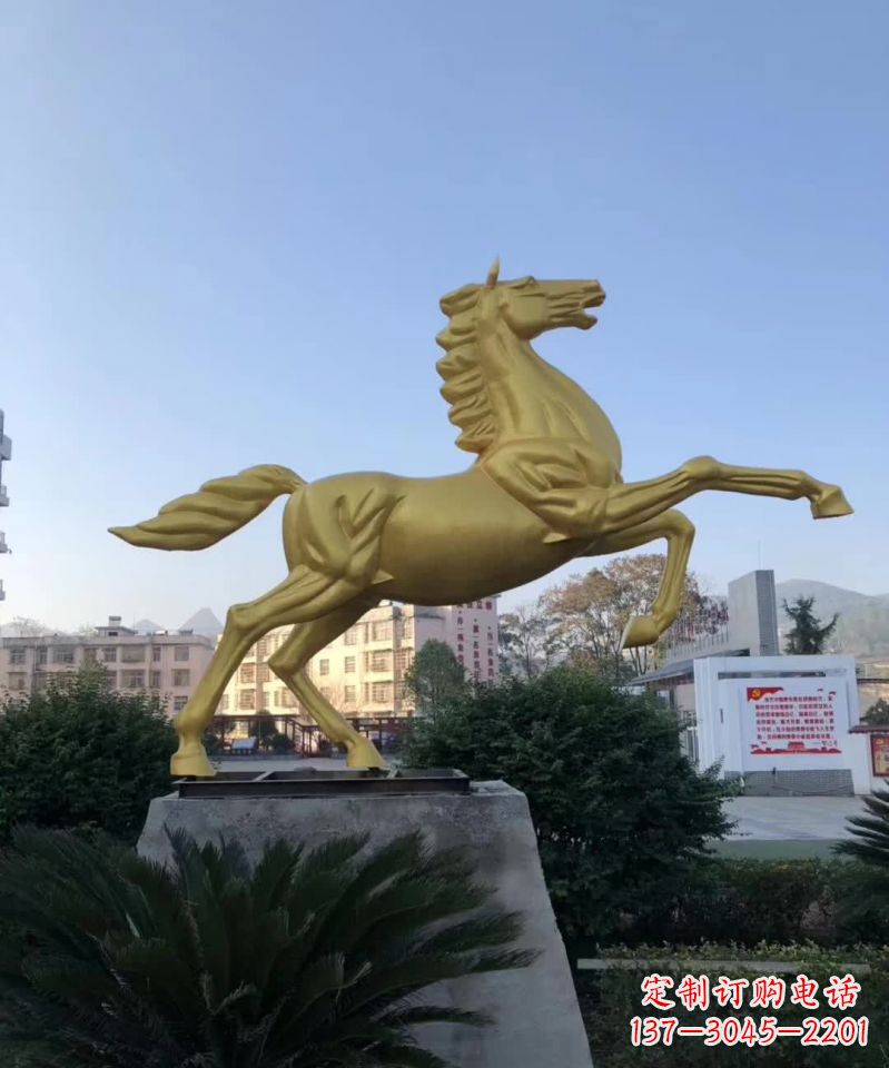 信阳不锈钢城市广场的马雕塑——一个给城市带来新鲜感的艺术作品
