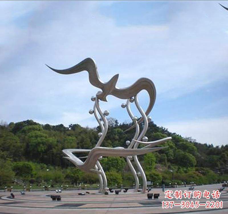 信阳大雁展翅飞越城市圆环