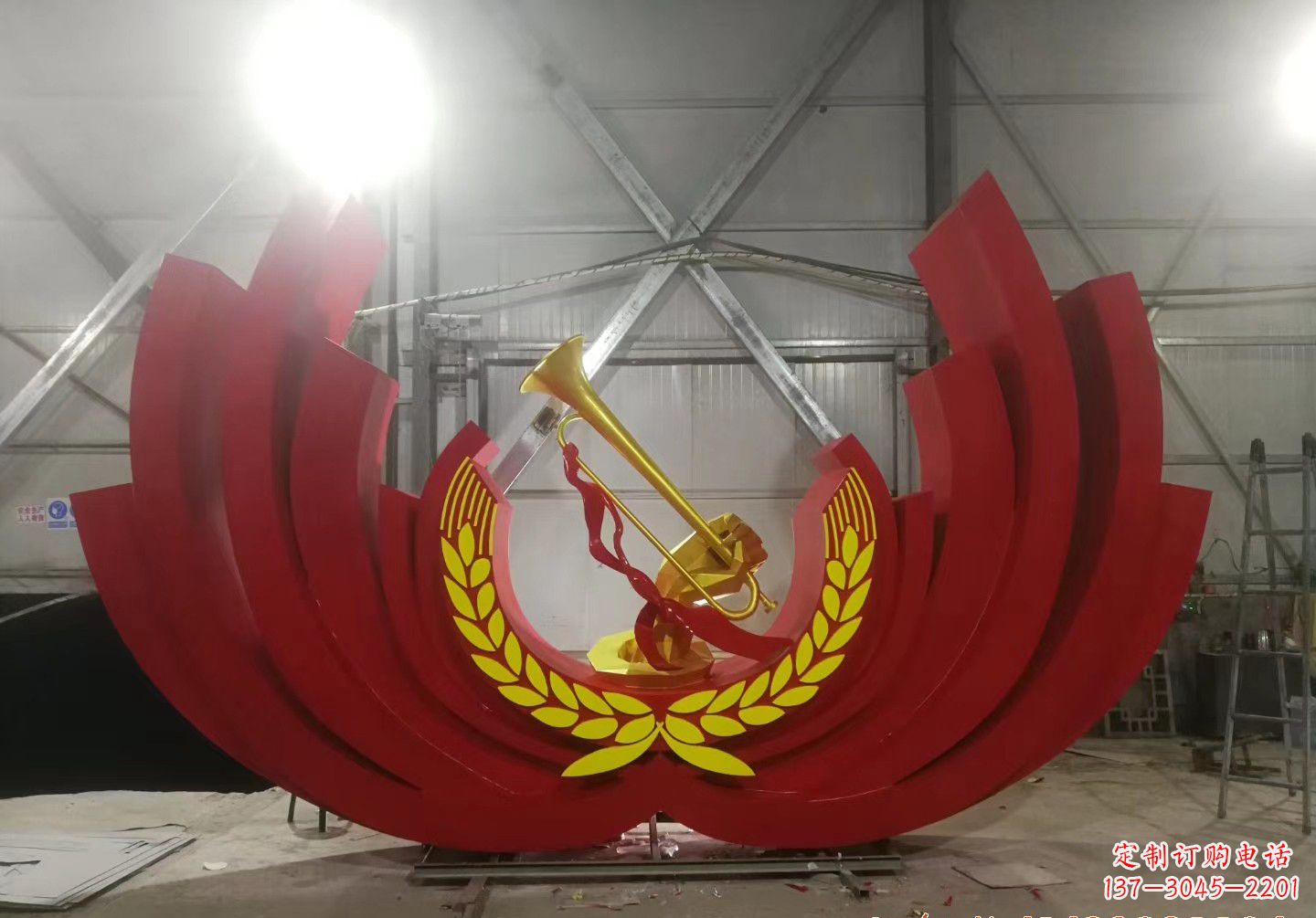 信阳不锈钢冲锋号雕塑缅怀英雄,祝福未来