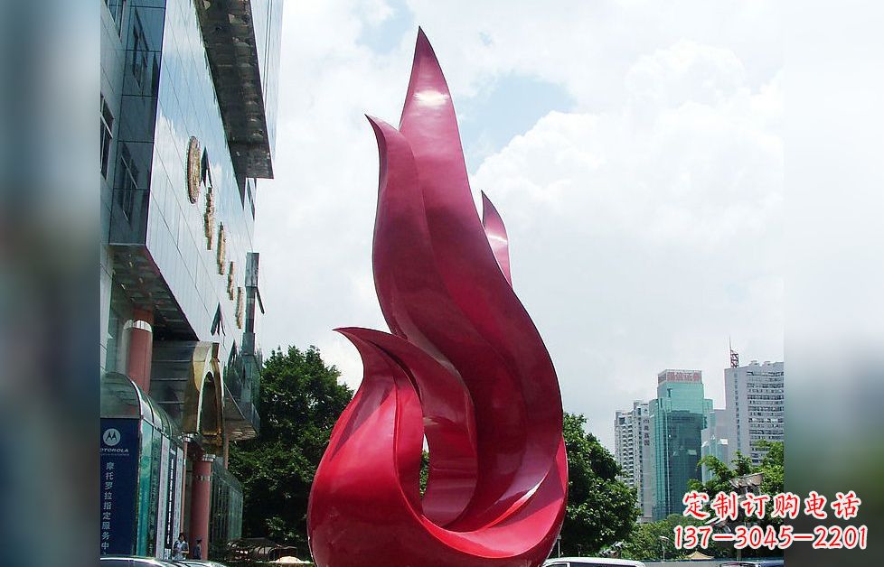 信阳孔雀广场的不锈钢雕塑