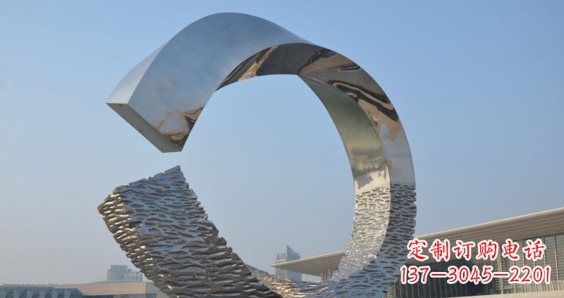 信阳环绕城市的不锈钢圆环雕塑