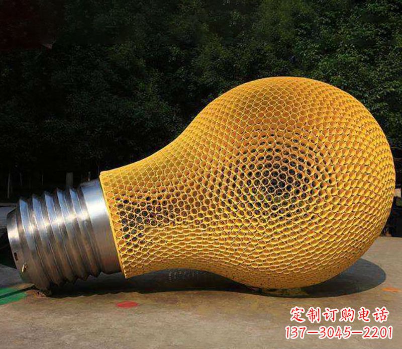信阳不锈钢灯泡雕塑灯光下的美丽