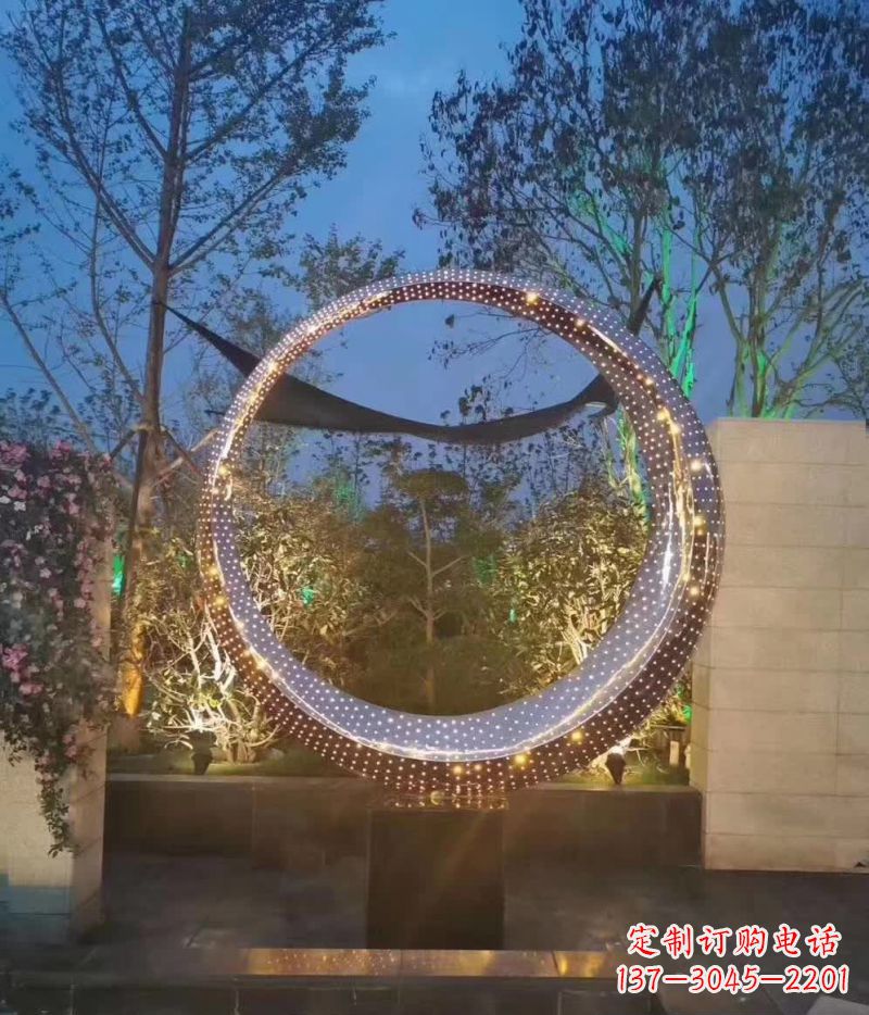 信阳不锈钢圆环雕塑艺术与环境的完美结合