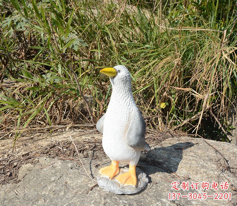信阳和平鸽雕塑传递和平的美丽象征