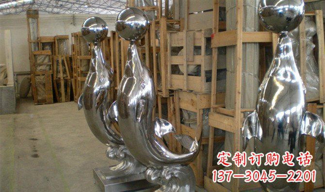 信阳不锈钢顶球海豚雕塑融合精美艺术与实用功能