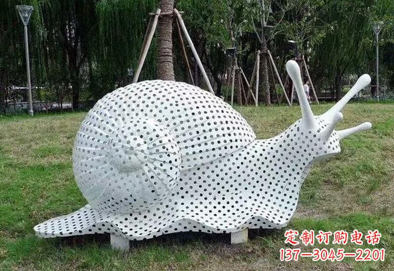 信阳不锈钢公园里的蜗牛雕塑