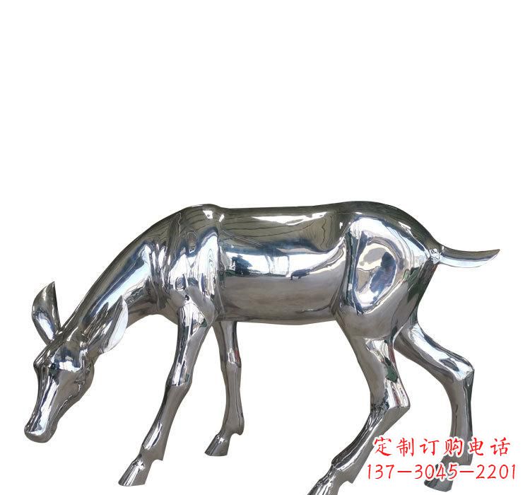 信阳不锈钢公园草坪上的鹿雕塑——让美景更加完美