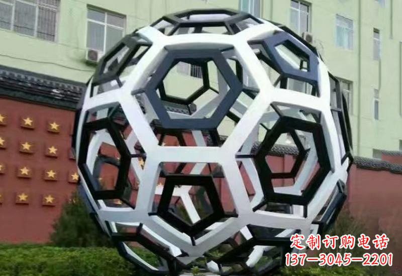 信阳不锈钢公园的镂空足球雕塑