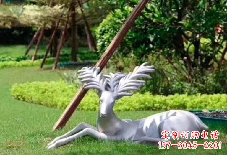 信阳不锈钢公园大角鹿雕塑精致而美丽