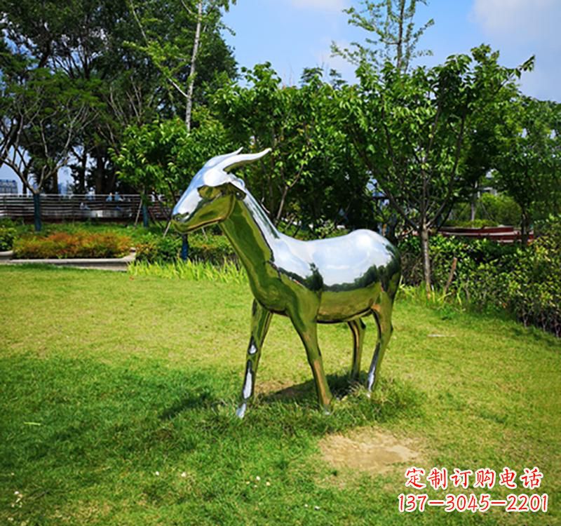 信阳不锈钢公园动物镜面羊雕塑