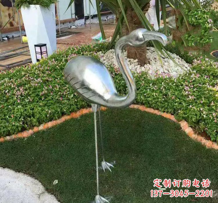 信阳火烈鸟雕塑美丽而又充满力量