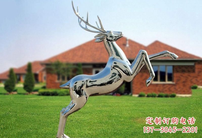 信阳梅花鹿雕塑 镜面反射着璀璨美景