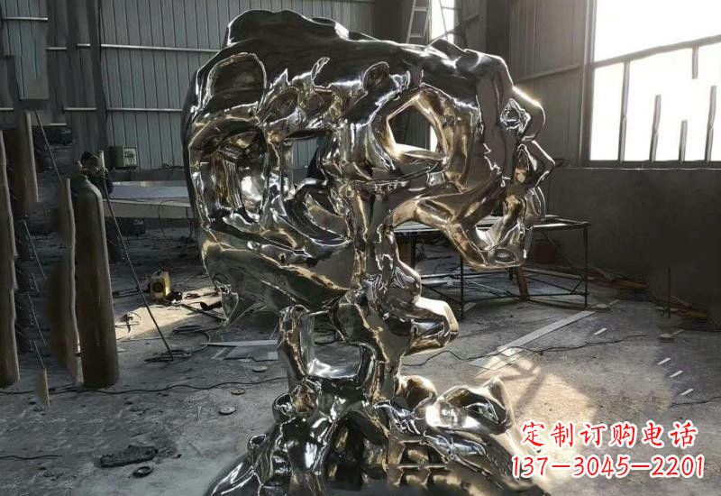 信阳太湖石雕塑不锈钢公园的镜面之美